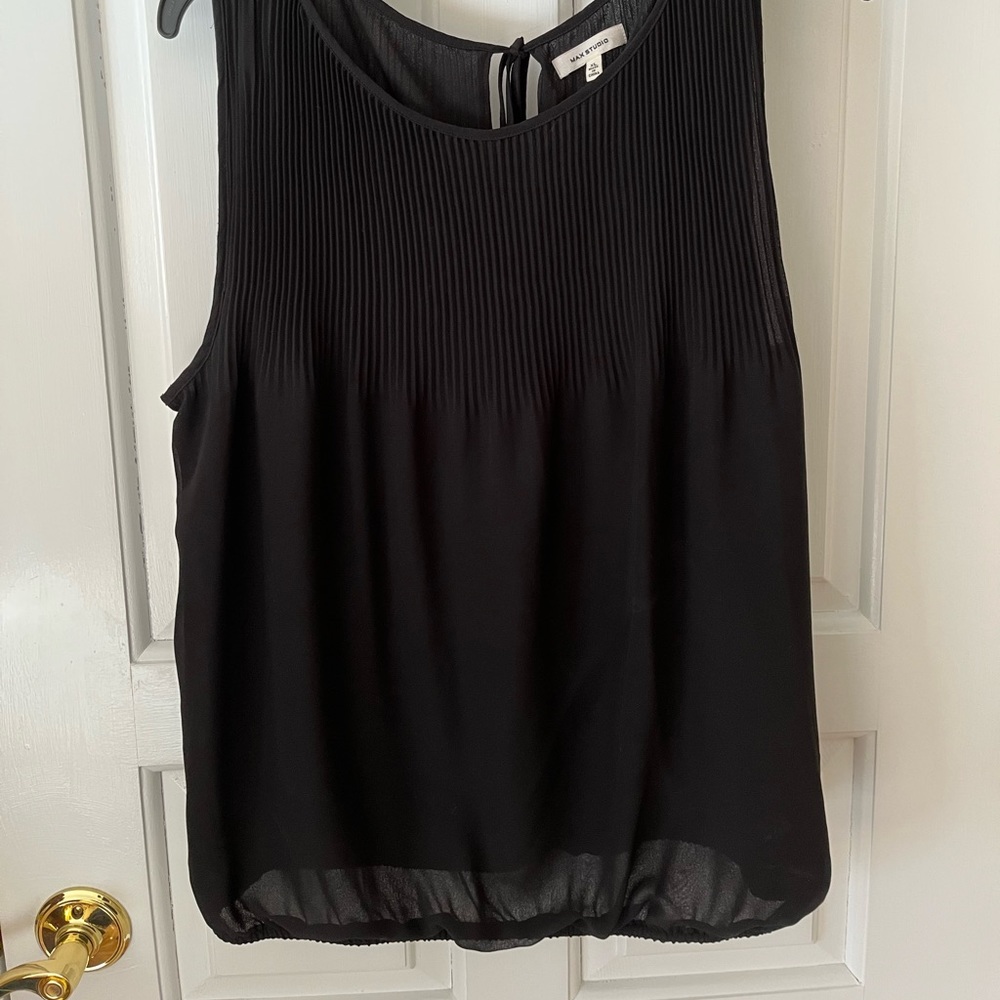 Max Studio sleeveless lightweight top